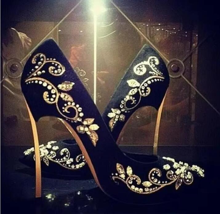 Embroidery Flower - Sepatu Wanita Ujung Lancip Suede Hitam