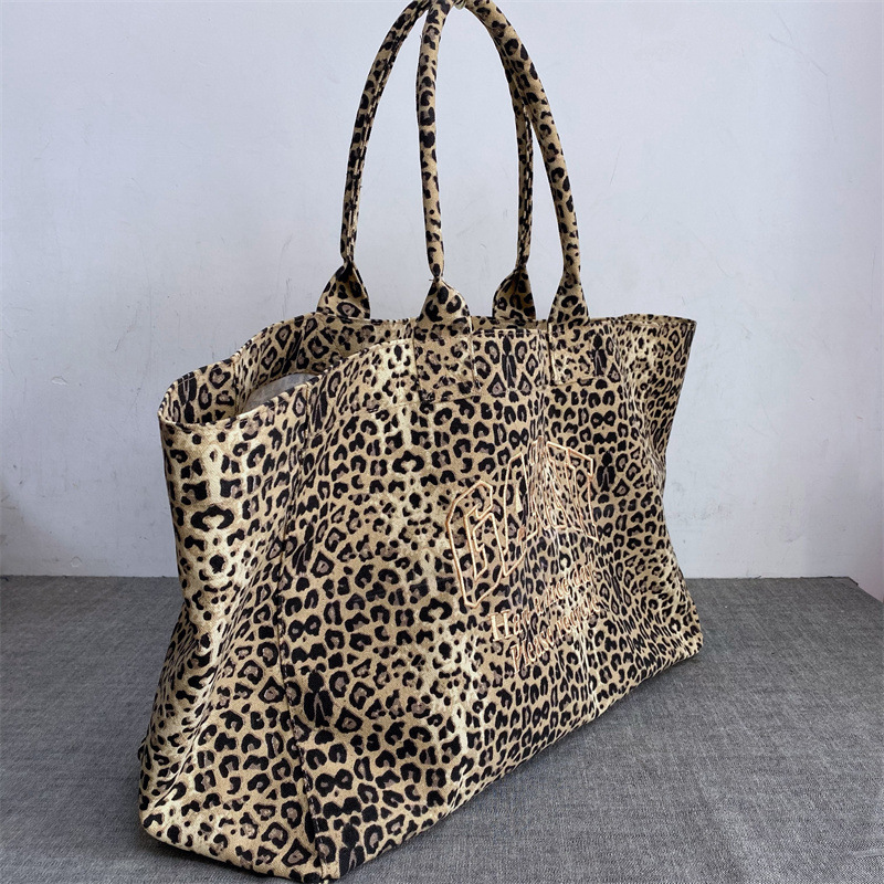 Tas Tote Kanvas Bordir Motif M - Embroidery Motif ulasan dan harga